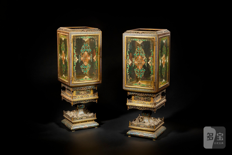 PAIRE DE LANTERNES EN ÉMAUX CLOISONNÉS ET CHAMPLEVÉS ET VERRE PEINT  CHINE, DYNASTIE QING, ÉPOQUE QIANLONG (1736-1795) - 图1